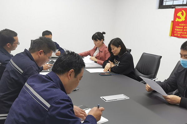 ພະນັກງານ Boda ສອງ​ຄົນ​ໄດ້​ເຂົ້າ​ຮ່ວມ​ພັກ​ກອມ​ມູນິດ​ຈີນ​ຢ່າງ​ເປັນ​ກຽດ.